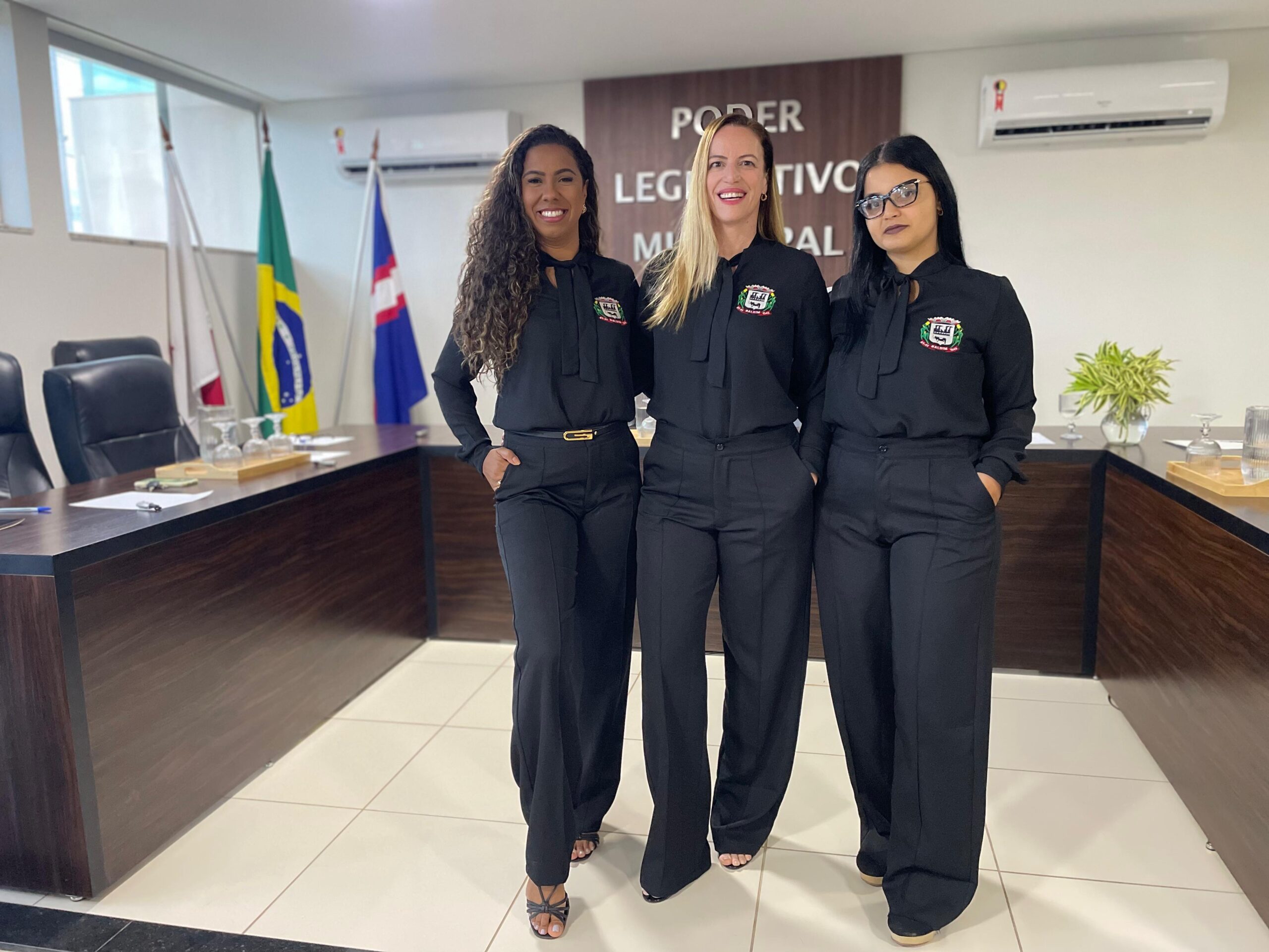 Câmara Municipal de Baldim entrega novos uniformes à equipe interna